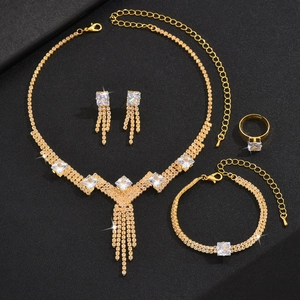 Conjunto de joyas doradas con colgantes de rayo de diamantes de imitación y anillo
