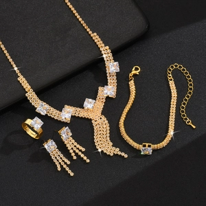 Conjunto de joyas de circonio dorado con collar, pulsera, pendientes y anillo abierto