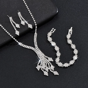 Sprankelende zilveren sieradenset met ruitvormige hanger en strass voor bruiloften