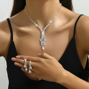 Gedetailleerde weergave van de fonkelende strass ketting en oorbellen bruidssieraden set
