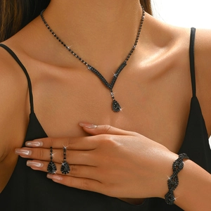 Elegante zwarte strass sieradenset met V-vormige ketting, oorbellen en armband