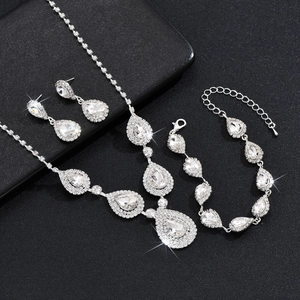 Schitterende zilveren kristallen sieradenset met ketting oorbellen en armband voor bruiloft