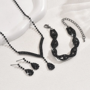 Detailweergave van gotische zwarte stras-ketting set met kristallen druppelhanger