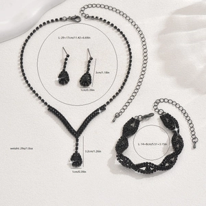 Elegante zwarte strass sieradenset met V-halsketting, druppeloorbellen en armband