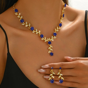 Parure de bijoux florale élégante avec collier et boucles d'oreilles bleu cristal