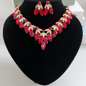 Detail van bruidssieraden set met rode marquise edelstenen en fonkelende kristallen