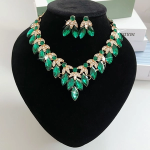 Gedetailleerde macro van vintage bruidssieradenset met smaragdgroene strass op model