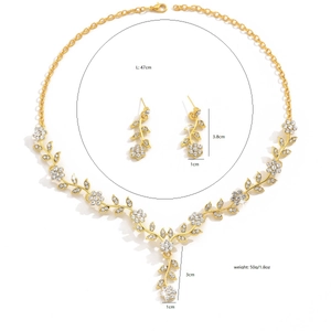 Vue détaillée de la parure de bijoux de mariée fleurie avec strass blancs et mesures