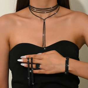 Set gioielli con strass neri con collana a nappe, orecchini, anello e bracciale scintillante