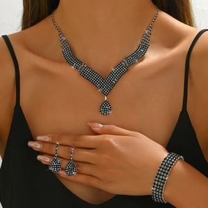 Luxuriöses Brautschmuck-Set mit schwarzen Strasssteinen, V-Halskette und passendem Armband