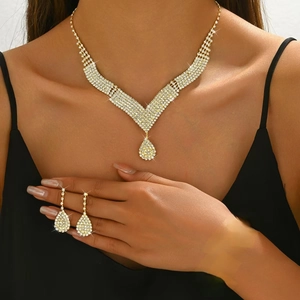 Detailansicht von luxuriösem Brautschmuckset mit Strass und Wassertropfen-Anhängern