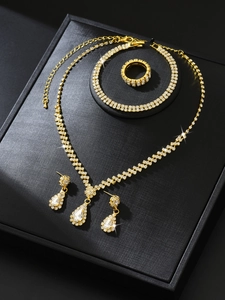 Dettaglio del set di gioielli di lusso a goccia con collana e orecchini su scatola in pelle