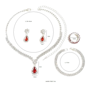 Dettaglio del set di gioielli con strass rossi a goccia con collana e orecchini