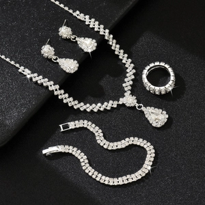 Set gioielli a goccia con collana di strass, orecchini, bracciale e anello regolabile