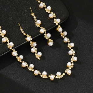 Elegante set di gioielli dorati con collana di perle, orecchini e strass scintillanti