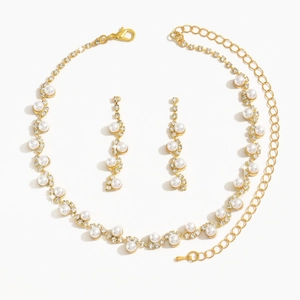 Set collana e orecchini di perle dorate con strass scintillanti per occasioni