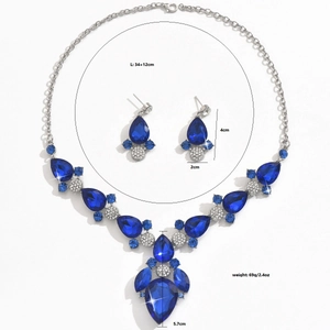 Dettagli dimensionali del set di gioielli con collana di cristalli blu e orecchini a goccia