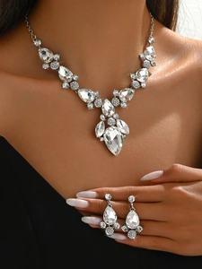 Dettaglio di modella con set di collana e orecchini in argento con cristalli a goccia