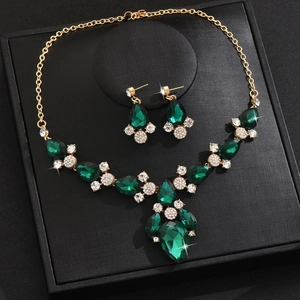 Elegante set gioielli placcato oro con cristalli verde smeraldo a goccia e piccoli diamanti
