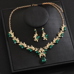 Dettaglio dei cristalli verde smeraldo sul set di gioielli da sposa con collana e orecchini