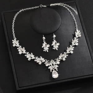 Dettaglio macro della collana e degli orecchini da sposa in una scatola per gioielli nera