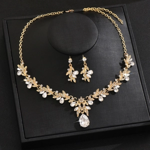 Set di gioielli da sposa dorati con collana a foglie di cristallo e orecchini a goccia