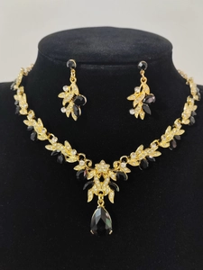 Dettaglio del set di gioielli da sposa dorati con cristalli neri a goccia e piccoli strass