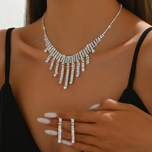 Lussuoso Set di Gioielli con Collana e Orecchini a Nappina in Lega di Rame e Strass per Sposa Matrimonio Banchetto Donna