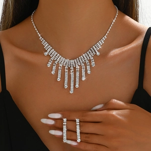 Set collana con frange di strass e orecchini per gioielli da sposa indossato da modella