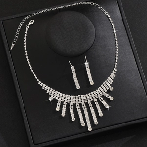 Set di gioielli da sposa con collana a nappe di strass e orecchini coordinati brillanti