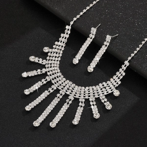 Set di gioielli da sposa con collana e orecchini a frange di strass argentati per eventi
