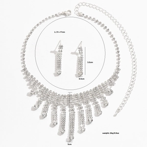 Dettaglio del set gioielli sposa con collana a frange di cristallo e orecchini lunghi