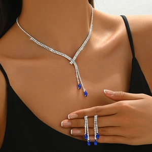 Parure de Bijoux Luxueuse en Cuivre Plaqué Argent Collier en Strass Floraux et Boucles d'Oreilles Pendantes Assorties pour Mariage Fête Femme Accessoires de Soirée
