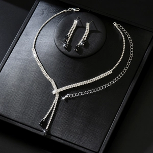 Parure élégante avec collier et boucles d'oreilles, pierres noires et cristaux blancs