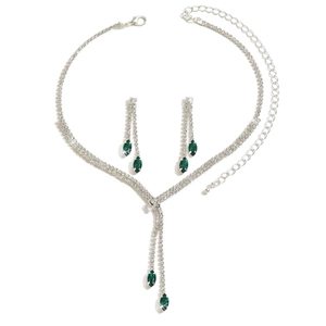 Parure de bijoux luxueuse avec collier et boucles d'oreilles, cristaux et pierres vertes
