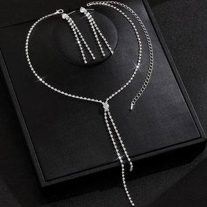 Exquise bruidskristallen sieradenset met zilveren kwastjesketting en strass-oorbellen