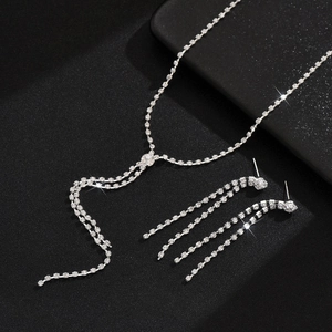 Elegante kristallen ketting en kwastjes oorbellen set voor bruiden met zilveren afwerking