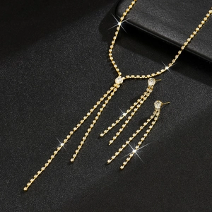 Detailopname van gouden kristallen bruidssieradenset met lange kwastjes voor de bruiloft