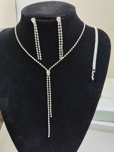 Prachtige bruidssieradenset met kristallen franje ketting, oorbellen en armband display