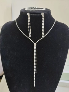 Exquise bruidssieradenset met kristallen ketting, kwastjes oorbellen en zilveren armband