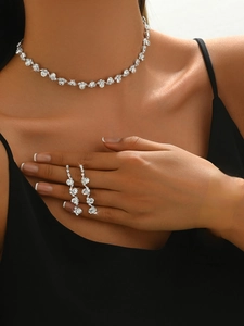 Dettaglio del set di gioielli da sposa in argento con strass scintillanti sulla modella