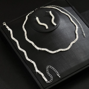 Ensemble élégant collier bracelet et boucles d'oreilles argentés avec strass scintillants