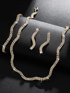 Gros plan d'un ensemble de bijoux de mariage dorés avec pavé de zircons brillants