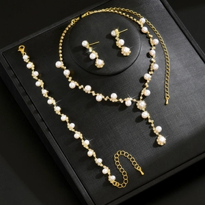 Elegantes vergoldetes Brautschmuck-Set mit weißen Perlen und Zirkonia-Steinen