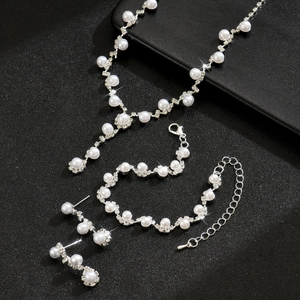 Detailansicht eines eleganten Schmucksets aus Perlen und Strass mit Kette und Ohrringen