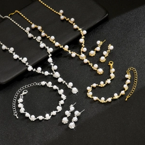 Elegantes Schmuckset aus Perlen und Strass mit Halskette, Armband und Ohrringen