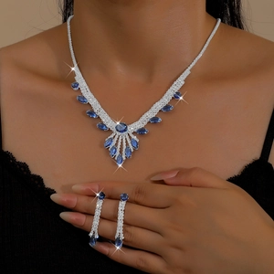 Parure de bijoux de mariée luxe avec cristaux bleus en goutte et collier argenté en V