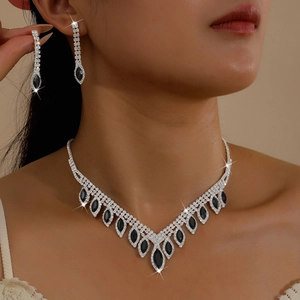 Brautschmuck-Set mit marquiseförmigen schwarzen Edelsteinen und silberner Kette und Ohrringen