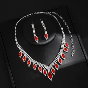Glitzerndes Brautschmuck-Set mit roten Markasit-Steinen und Silber-Strass auf schwarzem Grund