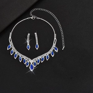 Detail von funkelnder Halskette mit blauen Marquise-Kristallen und passenden Ohrringen